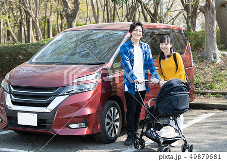 ファミリードライブ　休日の家族　子育て 49879681