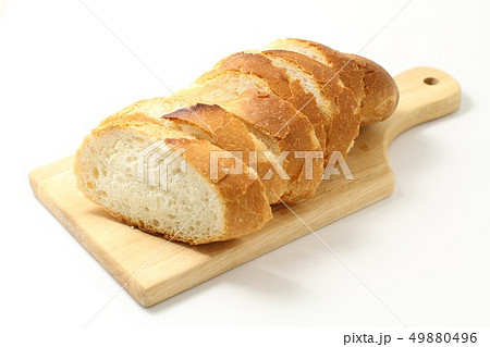 カットされたフランスパン バケットの写真素材