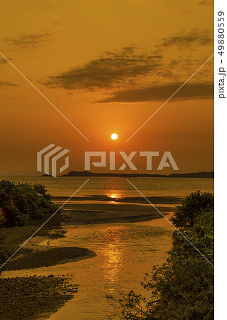 西表島の日の出　ドラマチックな朝 49880559