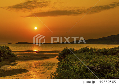 西表島の日の出　ドラマチックな朝 49880565