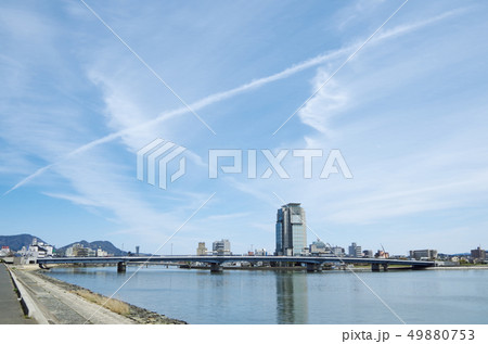 宍道湖大橋と周辺の街並み風景 … 島根県 松江市 天候：晴れ 49880753