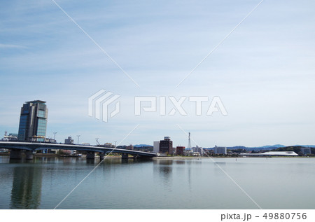 宍道湖大橋と周辺の街並み風景 … 島根県 松江市 天候：晴れ 49880756