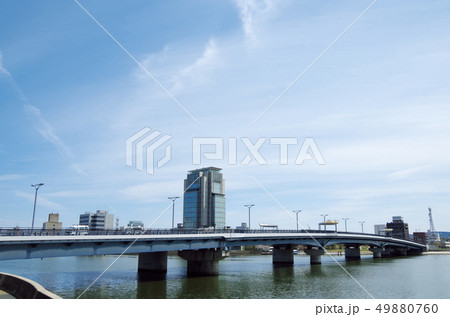 宍道湖大橋と周辺の街並み風景 … 島根県 松江市 天候:晴れ 宍道湖大橋と周辺の街並み風景 … 島根県 松江市 天候:晴れ 49880760