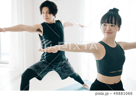 ヨガ　日本人　英雄のポーズ　男性　女性 49881066