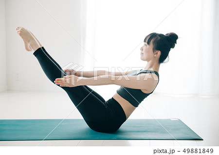 体幹トレーニング　若い日本人女性 49881849