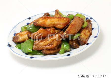 鶏肉とピーマンの炒め物、夏野菜と鶏手羽中の甘辛炒め 鶏肉とピーマンの炒め物、夏野菜と鶏手羽中の甘辛炒め 49883132