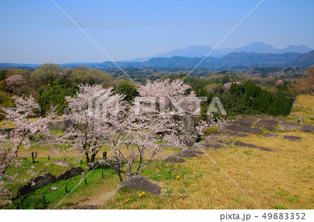 竹田市 春 桜咲く岡城址と遠くに見えるくじゅう連山 竹田市 春 桜咲く岡城址と遠くに見えるくじゅう連山 49883352