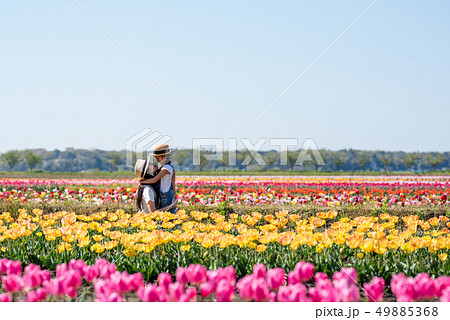 花畑で遊ぶ母と娘 花畑で遊ぶ母と娘 49885368