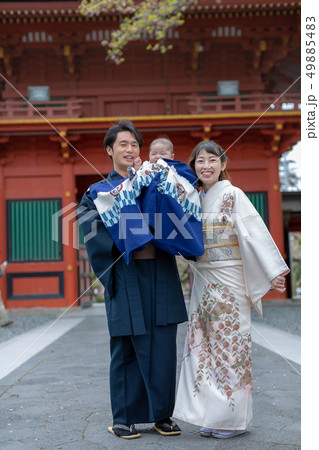 お宮参りの親子 お宮参りの親子 49885483
