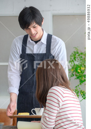 男性カフェ店員と女性客 男性カフェ店員と女性客 49886932