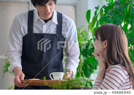 男性カフェ店員と女性客 49886940