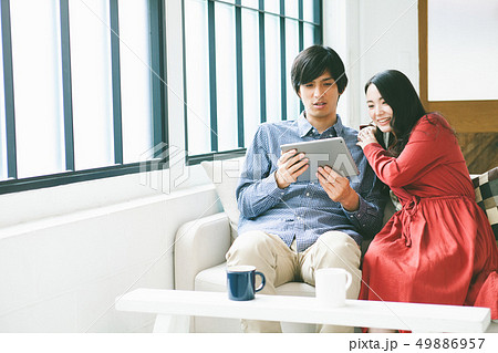 カップルイメージ　若い夫婦 49886957