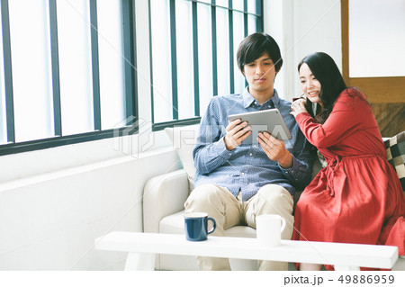 カップルイメージ　若い夫婦 49886959