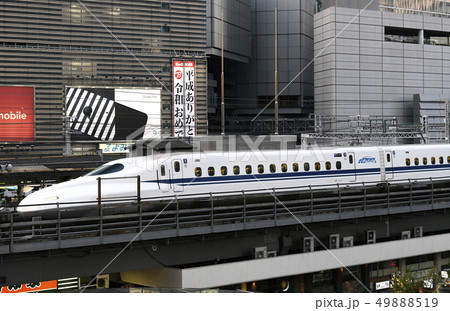 日本の東京都市景観　有楽町駅を通り過ぎる新幹線。平成ありがと…、令和おめで… 49888519