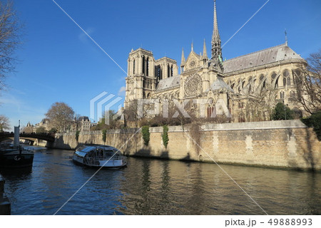 パリのノートルダム大聖堂と遊覧船(Paris) パリのノートルダム大聖堂と遊覧船(Paris) 49888993