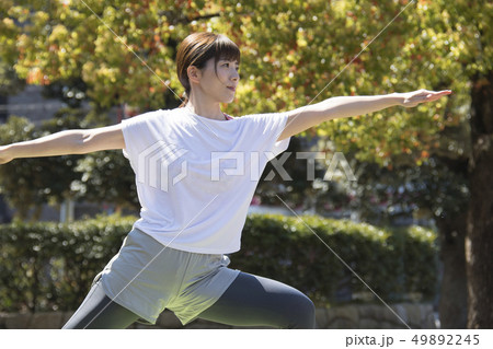 ヨガをする女性 49892245