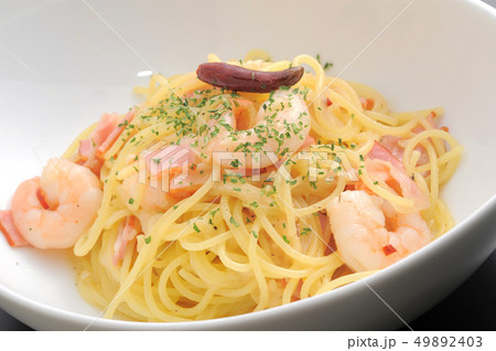 エビとベーコンと唐辛子のパスタ エビとベーコンと唐辛子のパスタ 49892403