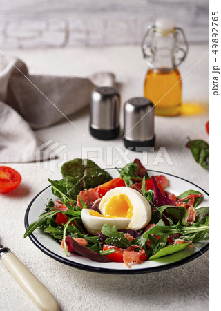Healthy salad with prosciutto, tomato and egg 49892765