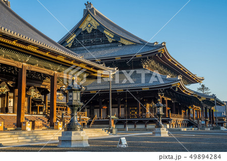 朝焼けの東本願寺 49894284