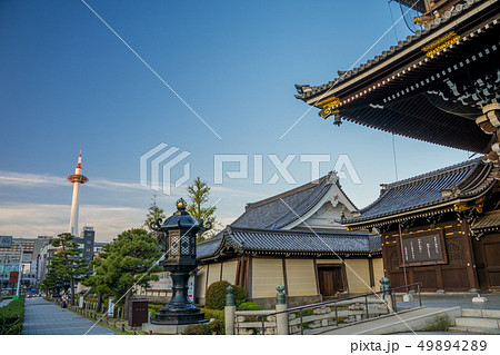 朝焼けの東本願寺 49894289