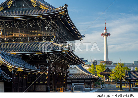 朝焼けの東本願寺 49894290