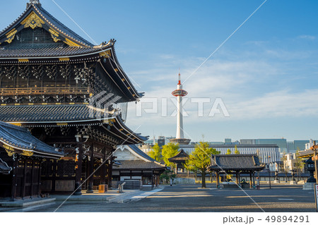 朝焼けの東本願寺 49894291