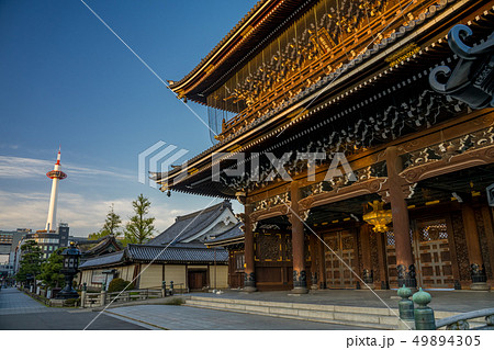 朝焼けの東本願寺 49894305