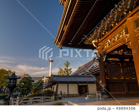 朝焼けの東本願寺 49894306