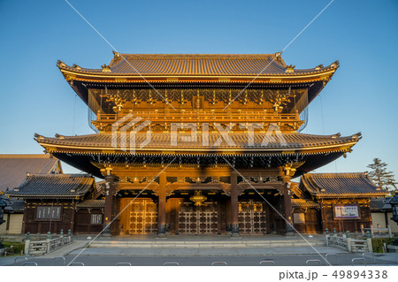 朝焼けの東本願寺 49894338