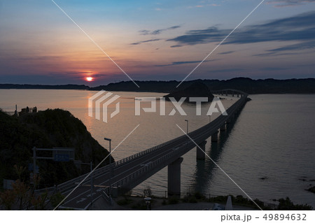 夕暮れの角島大橋と夕日 49894632