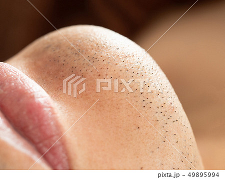 男性のアゴの髭剃り跡のアップ	 49895994