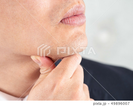 あごひげに悩みを持つ男性ビジネスマン	 49896007