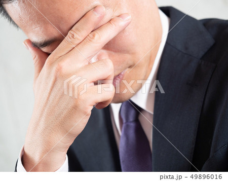 ヒゲ脱毛をして後悔する男性ビジネスマン	 ヒゲ脱毛をして後悔する男性ビジネスマン	 49896016