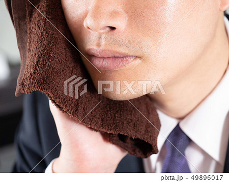 ヒゲ脱毛の後に毛穴を冷やす男性ビジネスマン ヒゲ脱毛の後に毛穴を冷やす男性ビジネスマン 49896017