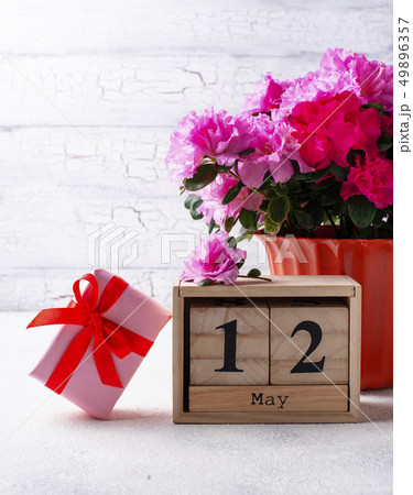 Mothers day concept with calendar and flowers 49896357