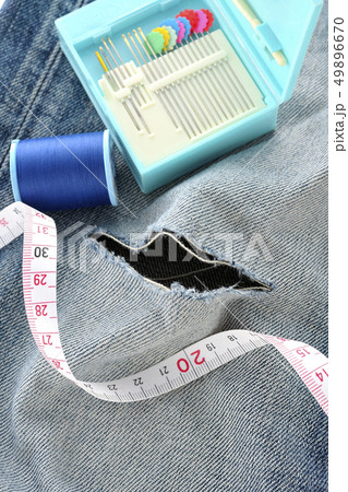 破れたところを直してまた着る 49896670