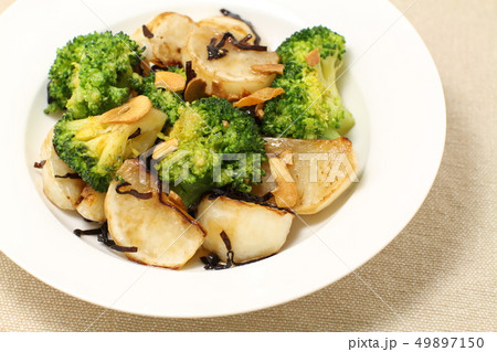 ブロッコリーとカブのサラダ、温かいサラダ、野菜サラダ 49897150
