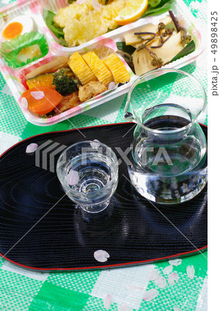 花見と日本酒 49898425