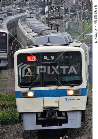 小田急8000形通勤型電車急行新宿行 49898636