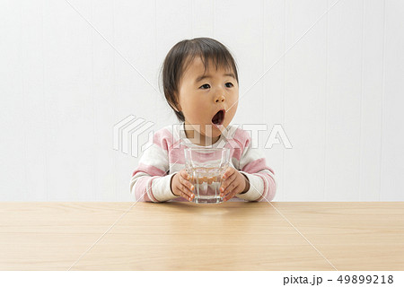 水を飲む女の子 水を飲む女の子 49899218