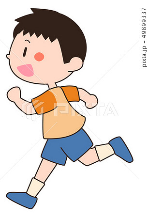 走っているTシャツの男の子A 49899337