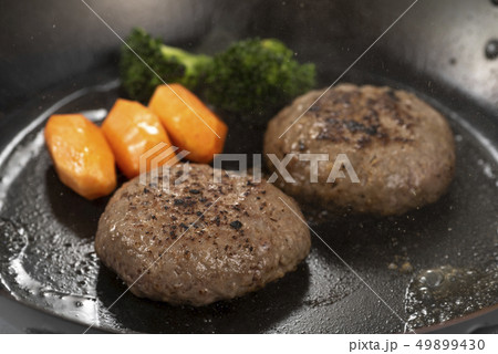 ハンバーグを焼く ハンバーグを焼く 49899430