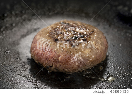 ハンバーグを焼く ハンバーグを焼く 49899436