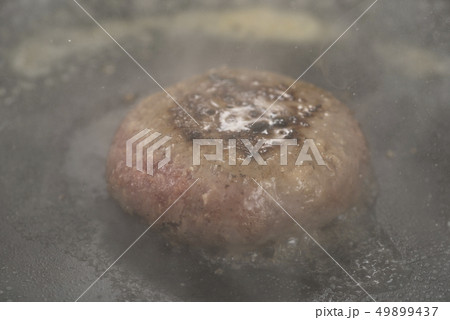 ハンバーグを焼く ハンバーグを焼く 49899437