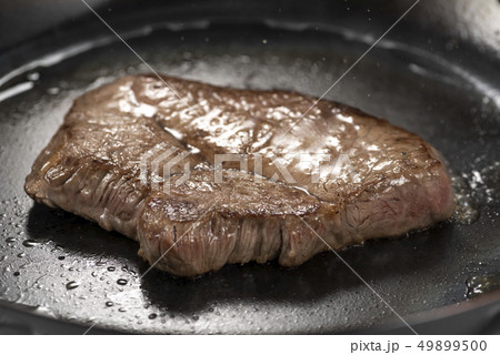 ステーキを焼く ステーキを焼く 49899500