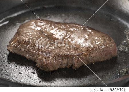 ステーキを焼く 49899501
