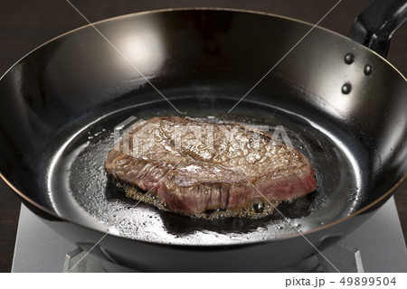 ステーキを焼く 49899504