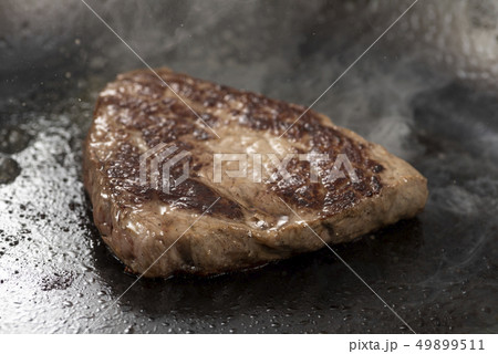 ステーキを焼く ステーキを焼く 49899511