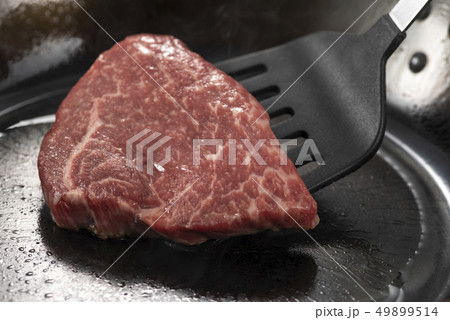 ステーキを焼く ステーキを焼く 49899514