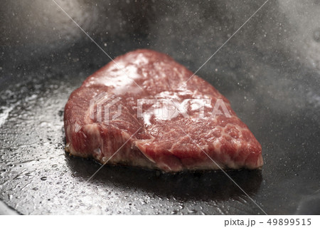ステーキを焼く ステーキを焼く 49899515